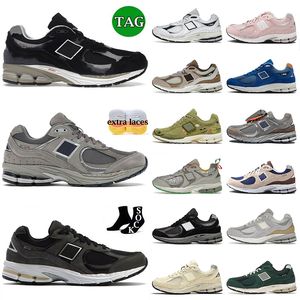 New Casual Designer Shoes 2002R Men Women Sneakers Trainers Protection Pack Black Grey Light White Natural Indigo Mens Womens 2002 Sports Trail Running shoe