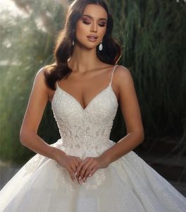Klassische Prinzessin Hochzeitskleid V-Ausschnitt Strape Crystal Perlen Chapel Train Pailletten Brautkleider Vestido de Novias Casamento Arabisch Dubai