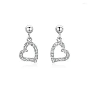 Brincos de garanhão versátil 925 Sterling Silver Sparkling Diamond em forma de coração Hollow adequado para o design minimalista diário das mulheres