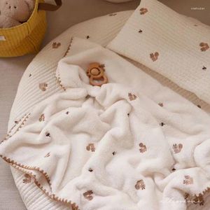 毛布のベビーベア刺繍柔らかい厚いサンゴのフリース漫画かわいい生まれたカバー毛布ベッドソファスワドルラップのための毛布