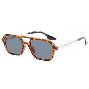 Solglasögon Små ram Square Solglasögon Kvinnlig varumärkesdesigner Fashionabla lyxiga solglasögon Kvinnliga retro ihåliga Leopard Blue Oculos de Sol J0424