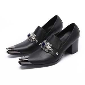 Sapatos masculinos de couro genuíno apontaram sapatos de luxo de couro genuíno Rivet Men's Social Formal vestido juvenil Sapatos para meninos Botas de festa