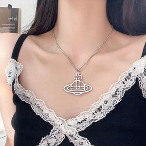 Designer Viviane Viviennes Westwood Jewelry Pendant Necklace Classic Saturn Hollow Necklace Femaleminimalist Line Cut Flat Planet ClaVicle Chain Chain Chain