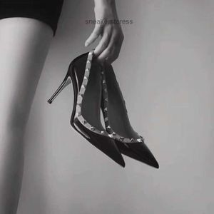 Studs Pump Valent Shoes Designer Original V Heel Family Riveted High Heels Womens Sexig spetsig tunn grunt klippt singel 6,5 cm