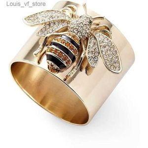 Bandringe exquisite luxuriöse Goldfarben geschnitzte Biene für Frauen trendy Metall Eingelegtes weißes Stein Party Ring Engagement Schmuck Geschenk H240424