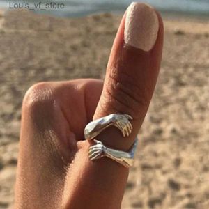 Pierścienie zespołowe Klasyczne kreatywne srebrne uścisk dla kobiet mody Rzeźbione dłoni otwarte pierścień urodzinowy biżuteria H240424