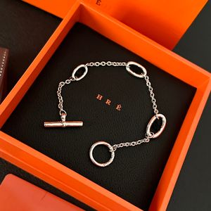 Boutique Gold Plated Armband varumärkesdesigner Klassisk minimalistisk design för charmiga kvinnor armband högkvalitativt presentarmband födelsedagsfest