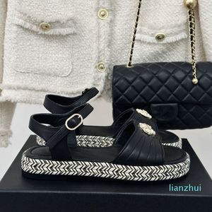 2024 Y Beach Leather Leisure Comfort 고급 여성 브랜드 두꺼운 단독 해변 샌들과 BO