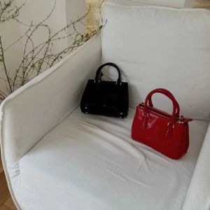 Bag Womens 2024 Tote Solid Color Simple Handbag Head Layer Cowhide Högkvalitativ stor kapacitet axel för kvinnor