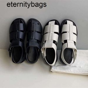 틈새 틈새 Caligae Sandals 여성의 여름 줄 돼지 케이지 신발 가죽 스폰지 케이크 두꺼운 딱딱한 손으로 직조 중공 신발