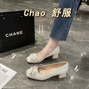 Buty swobodne 2024 Spring Single Women's Head Flower Pearl Druhna Mid Obcina Vintage Elegancka, obfita i wygodna