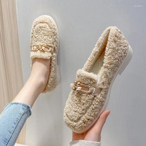 Casual Shoes Metal Buckle Decoraton Fur Flat Woman 2024 Designer Lambfur Loafers Pearl Pandent Square Toe Plush Mules Women Flats