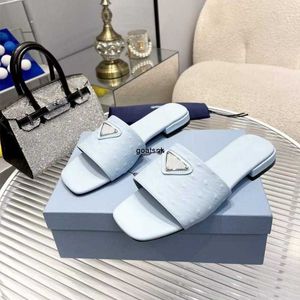 Mode Frauen Monolith Pantoffeln Sandalen Strand Spaß einfache Wohnungen Schieberegler Italien zarte Gummi-Kalb-Slides Designer Sommer Bankett Neuheit Flip Flops Box EU 35-43