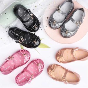 Sandaler 2022 Nya Spring Fashion Girls Princess Childrens Shoes Casual Kids Bow Anti-slip Jelly Beach Sandaler DD027 240423