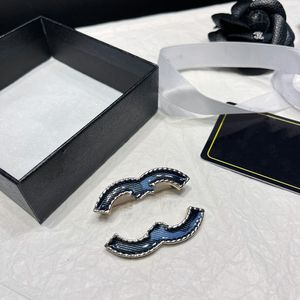 Marka Tasarımcı Mektubu Broşlar Kadın Erkekler Çiftler Lüks Kristal Broş Elbise Laple Pin Metal Moda Mücevher Aksesuarları