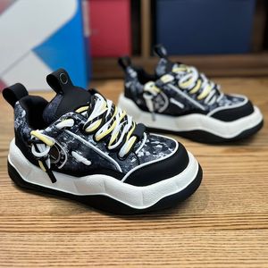 Designer Mens 2024 Par Sportskor Silk Kalvläder Märke Kvinnor Tyg Högfrekvensvågmärke Logo Upper TPU Foam Rubber Outsole Sneakers Storlek 35-45