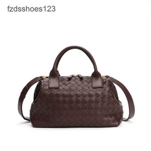 Mode 2024 Cowhide Handbag Bauletto Luxury Straddle Bag Veneeta Designer Shoulder Bowling Enkel kvinnors handväska Simple Girl Bags Tote Woven Botteega AJ0O