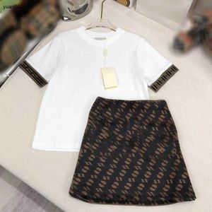 Popolare abito principessa design minimalista femminile da gioco da ragazzi vestiti per bambini taglia da 100-160 cm t-shirt a collo rotondo e gonne corte 24pril