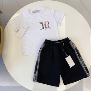 Çocuk Terzi Bebek Tasarımcı T Shirt Çocuk Tasarımcı Kıyafetleri Kızlar Erkekler İki Parçalı Setler Bebe Çarşamba Yaz Tops Rahat Nefes Alabilir Çocuk Kısa Knapısı Mektuplar