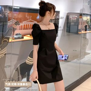 Sommer Shortsleeved Kleid für Frauen koreanische Mode Retro Square Neck Blasenhülle Schwarze Kleider Taille Rückzug Mini 240418