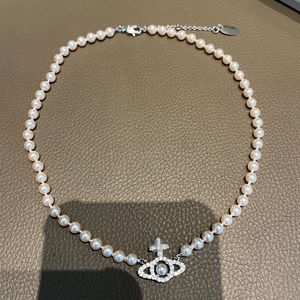 Colares de pingentes de designer Lady, cheia de diamantes Hollow Out Saturn Pearl Colar de 5 mm de corrente austríaca com miçangas