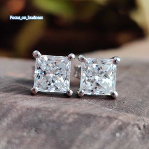 Niestandardowe kolczyki z biżuterią hip -hopu 5 mm Razem 2ct Princess Cut Diamond Moissanite 925 Srebrne kolczyki dla kobiet