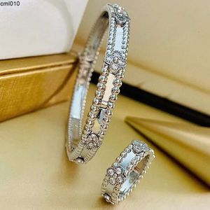 Designer Clover Bangle Brand Armband för kvinnor Guldpläterad full kristallblad perlee söt blomma manschett valentin parti gåva smycken