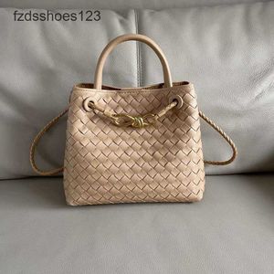 2024 Tote Leather Andiamo Metal Bveneta New One Womens Buckle Capacity Totes väskor Klassiska axel bärbar vävd stor väska Bottegss Lady Rope 2AH3