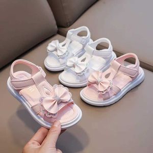 Sandały sandalias dla dzieci sandały dla dziewcząt Summer Nowe dzieci Princess Sandals Sofe Sole Girl Buty Buzy Buty dla dziewcząt 240423
