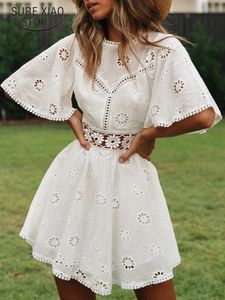 Abito estivo bianco svuoto di moda casual mini abiti senza schienale da ricamo floreale in cotone party vestidos 18504 240418