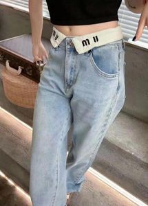 سراويل جينز مصممة جينز عالية الخصر مع تصميم خطاب صدر السترة أبيض وسروال الدنيم مستقيم الطول