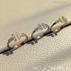 Tiffanyjewelry Pierścień 2024 Pierścień Pierścień Otwarty pierścień w kształcie litery T Wylany z 18-karatowym różowo-złotym diamentem Czerwony Diamentowy Biały Fritillaria Pierścień High Edition Style moda 2460