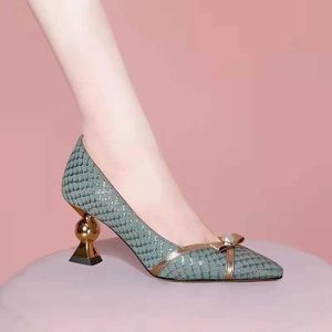 Sandaler Storlek 35-41 Golden Heel Bow Design High Heels Light Green Stiletto Pumpar Fashion Sexiga kvinnor klackar Skor2404