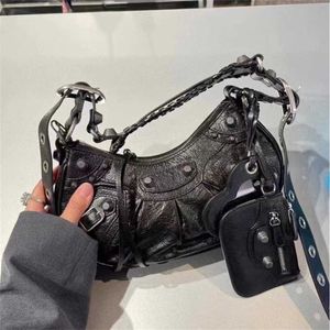 Tasche mit echtem Leder 23 NEU NEW ABARM BACK mit Nieten Quasten drei in einem Zähne plissierte Kuhwahnsinns -Schulter -Leder -Damenbeutel Motorradbeutel