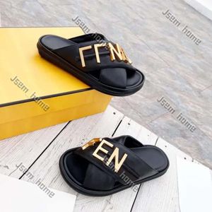 Sommardesigner Fendily Sandaler Open-Toe F Sandaler Kvinnor Slipper med tjocka sulor överlagrade tå och gaffel tofflor Kvinnors yttre läder F stora metall sulor 490 247