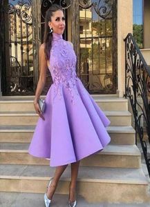 2019 Light Purple High Neck Sleeveless Tea Längd Cocktail Party Dresses A Line Satin Lace Applique Prom Graduation Homecoming SHO2386968