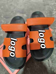 2024 Summer Summer New Sliped Slippers حجم كبير كلمة واحدة فيليكرو حلقة ألوان ارتداء أحذية النساء غير الرسمية جميعها تطابق نمط الموضة 13L240424