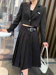 스커트 디자이너 브랜드 우수한 품질 반전 삼각형 나일론 확장 된 높은 허리 주름 치마 아카데미 스타일 여성을위한 반 길이 2enk