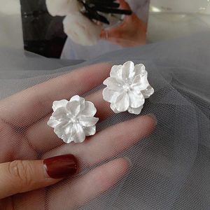 Orecchini per borchie Versione giapponese e coreana del temperamento White Retro Flowers Personalizzate