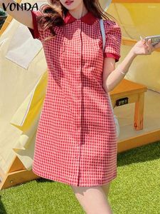 カジュアルドレスvonda 2024夏の女性格子縞のドレスミニサンドレスファッションプリントショートパフスリーブaラインボタンボヘミアンビーチシャツ