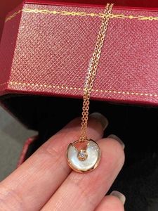 Designermarke Carter hochwertige Gold Amulett Halskette mit weißer Fritillaria rotes Achat dicker plattierter 18K Rosenverriegelungskette