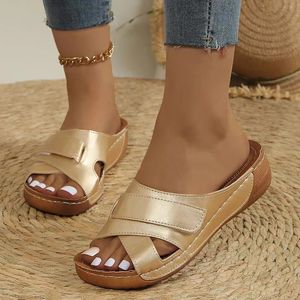 Mulheres Moda Sandálias de cunha dourada de ouro Verão Plataforma leve Casual Slippers Mulher Plus Tamanho Slides de praia confortáveis 240412