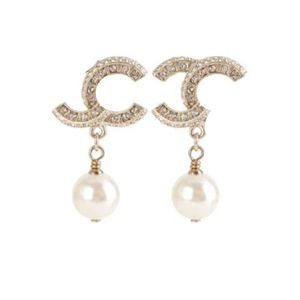 Pearl Earrings 2cm Dangle Stud Earring Designer för kvinnor Luxury Earings C Letter SMycken Kvinnor 18K Diamond Wedding Gifts241o