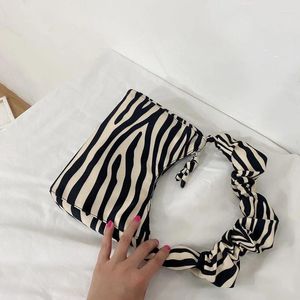 Axelväskor vintage nylon mode kvinnor baguette handväskor design damer liten underarm zebra mönster vik kvinnlig