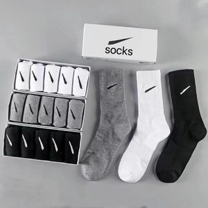 Meias masculinas clássicas de grife clássico de designer preto White Hook cinza Meias de cor sólida 5 pares/caixa de lazer de basquete de futebol meias esportivas