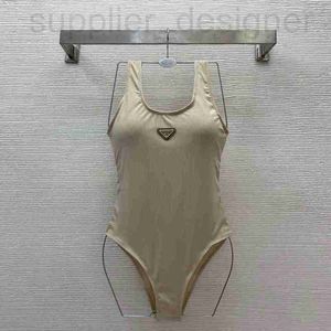 Designer da bagno femminile 24 Summer Swimsuit Elasuit Elastic Cotton Triangle Decoration U Neck Open Wex Sexy Beach Vacation Style Stretto One Piece Xed6