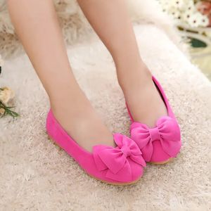 2024 Mode Girls Schuhe PU Leder mit großen Bowtie Candy Color Kinder Sandalen Slipon Kinder lässig 2136 Weich 240415