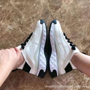 女性のためのシャネルスポーツシューズ太ったソールの高いエアクッションパパシューズカジュアルで多用途のレースアップカラーブロッキング通気可能な小さな白い靴