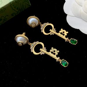 Trendy herzförmige Ohrringe Frauen Gold Metall Gold Schlüsselanhänger Ohrringe Designer Kreuzohrringe Klassische Perlenbuchstaben Ohr