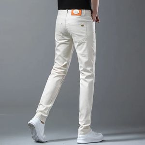 Jeans brancos de estilo masculino de verão rasgado de ponta e elástico tornozelo amarrado a calças de moda casual da moda 240417